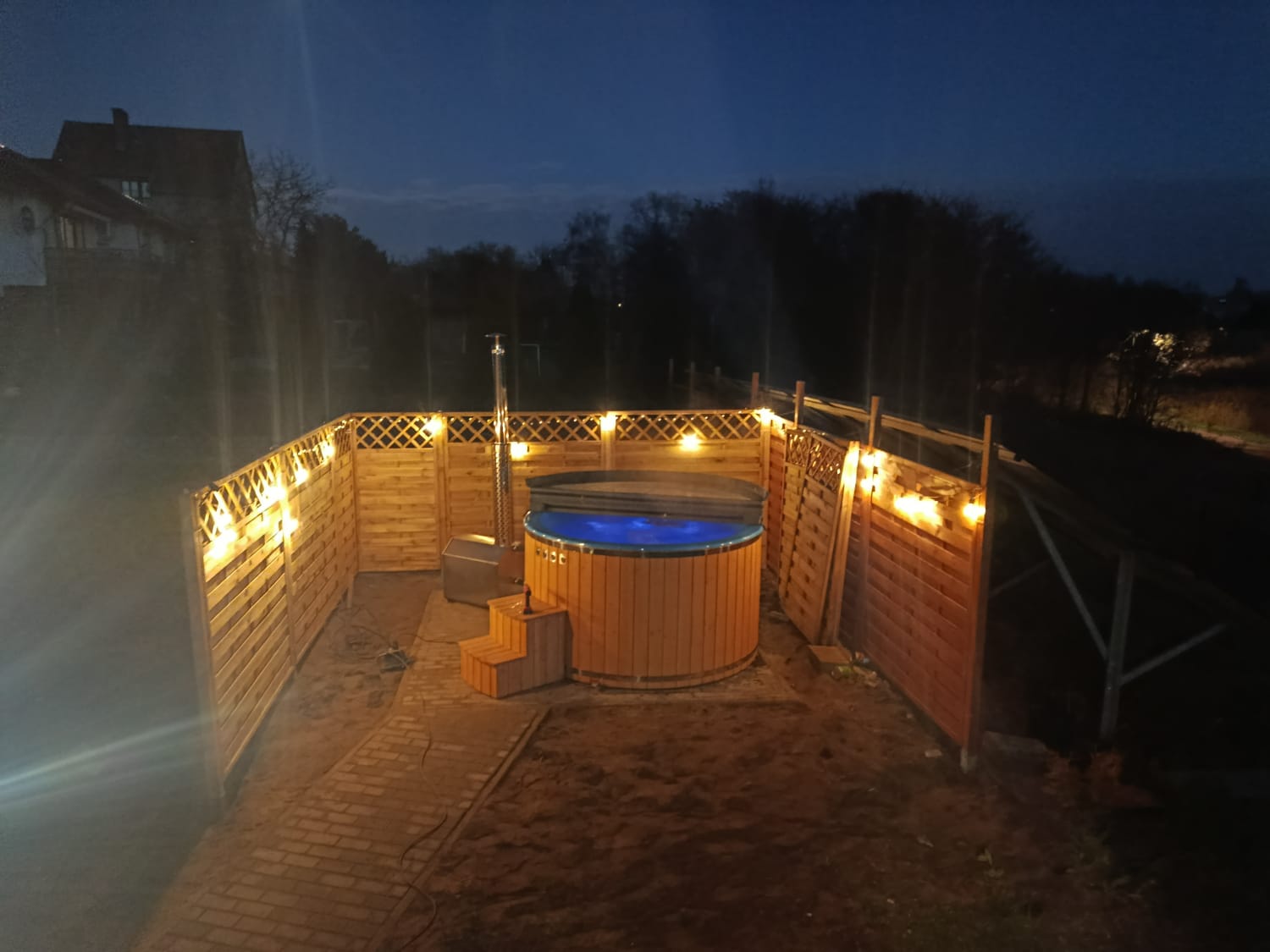 Balia ogrodowa na posesji domku Tu i Teraz - relaks w ciepłej wodzie pod gołym niebem