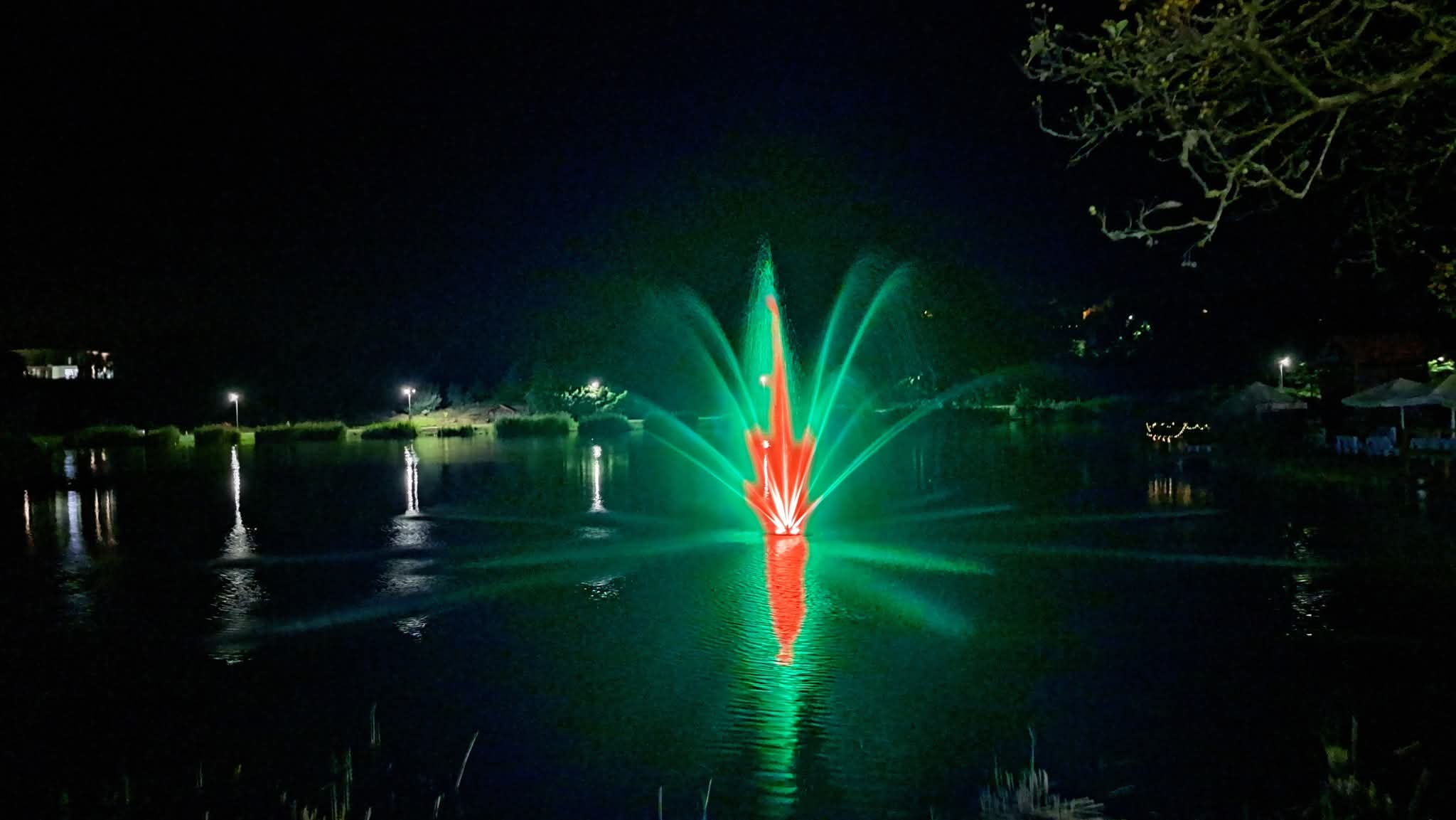 Fontanna na zalewie Karaś podświetlona nocą