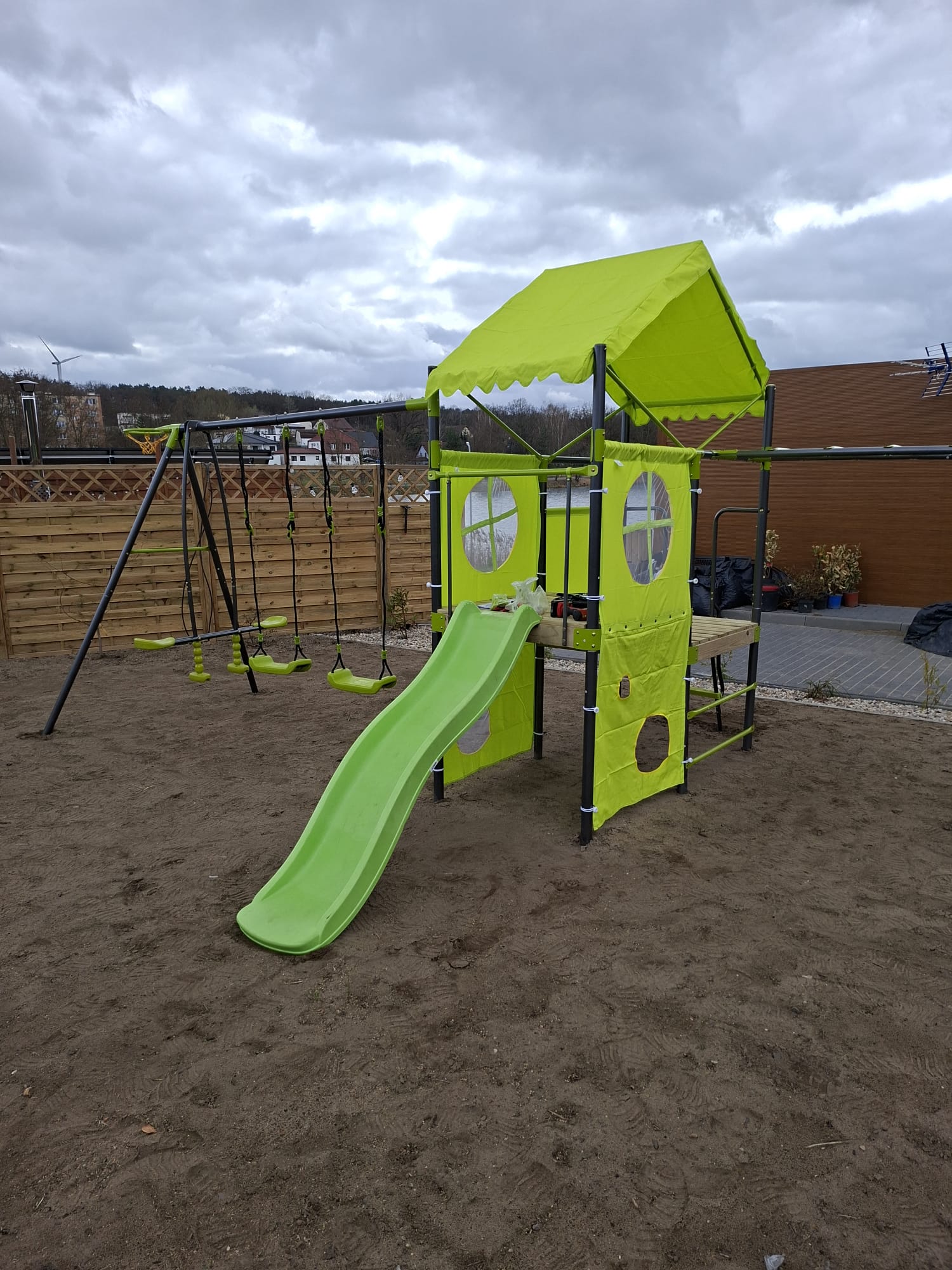 Plac zabaw na posesji domku Tu i Teraz - zjeżdżalnia i huśtawki