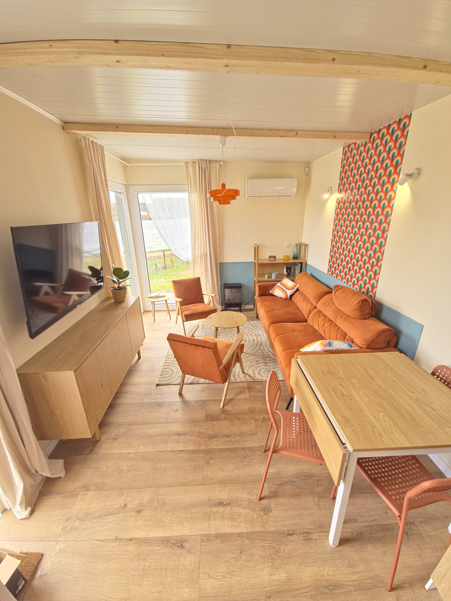 Przytulny pokój w domku Tu i Teraz - widok na sypialnię z ciepłym oświetleniem