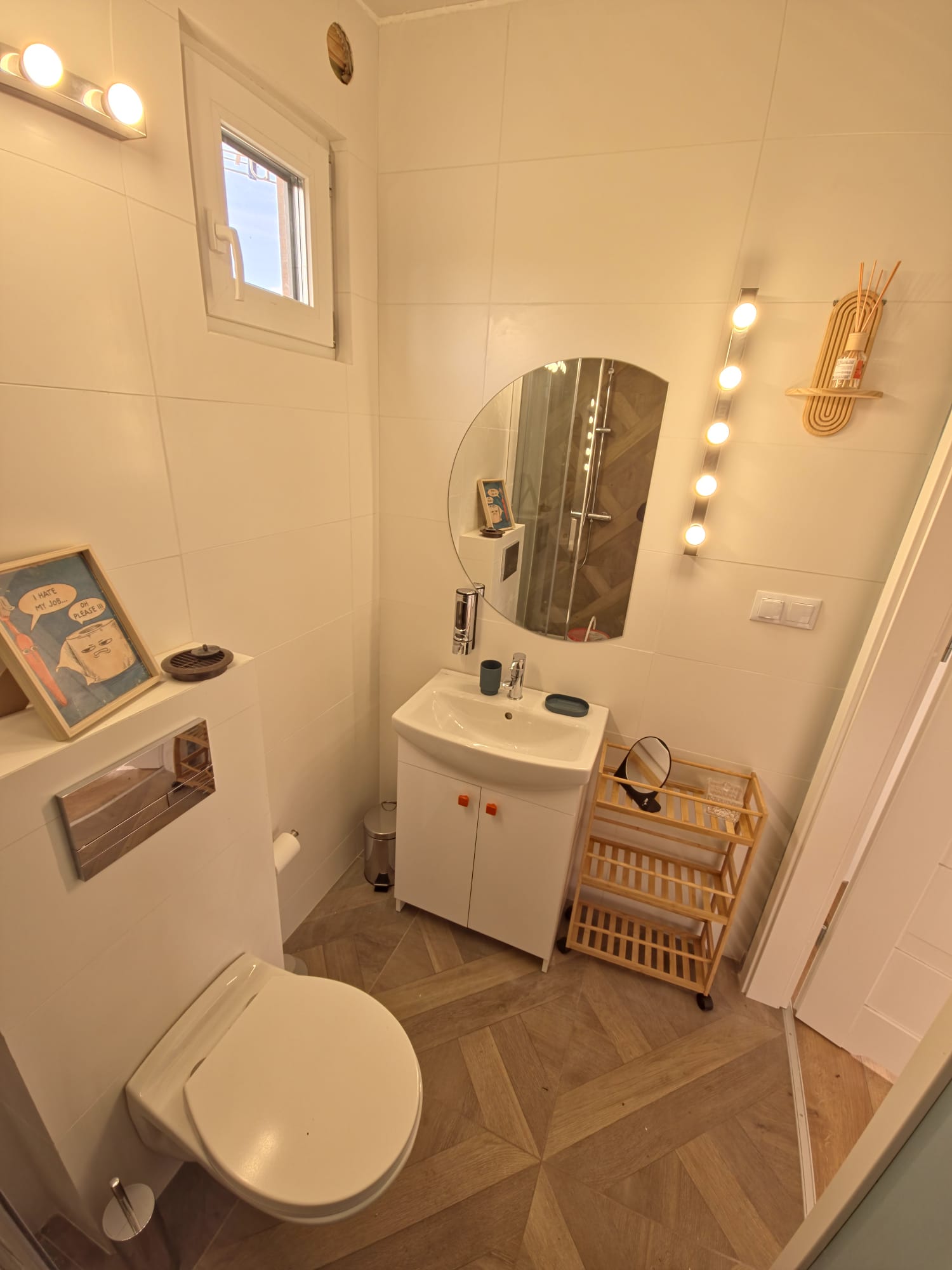 Salon z aneksem kuchennym w domku Tu i Teraz - naturalne drewno i kolorowe akcenty