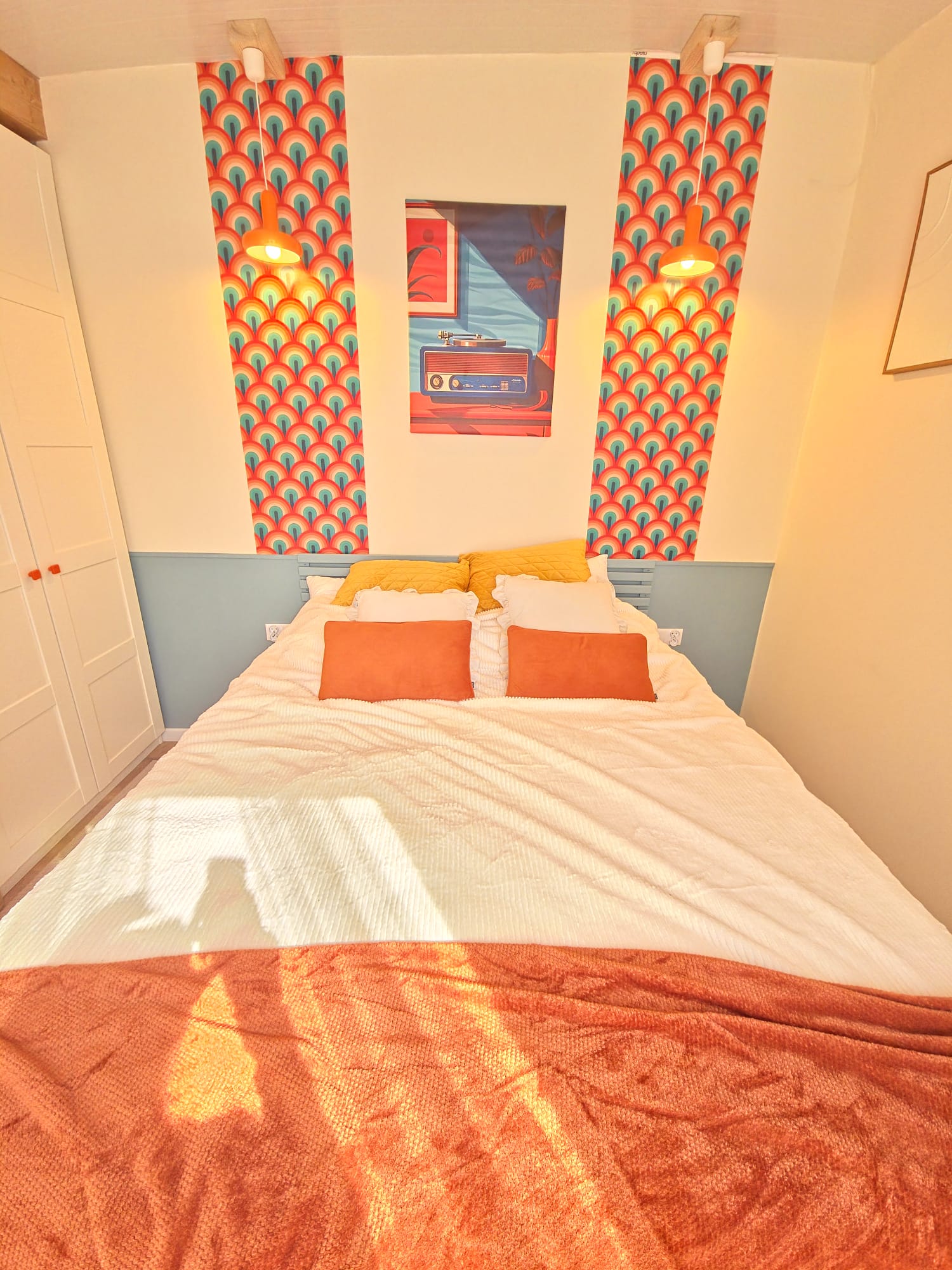 Strefa wypoczynkowa w domku Tu i Teraz - sofa i ciepłe światło